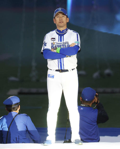 DeNA対巨人　本拠地開幕セレモニーで登場したDeNA三浦監督（撮影・宮地輝）