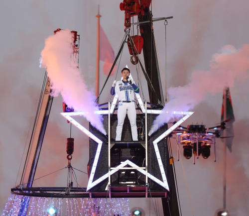 DeNA対巨人　本拠地開幕セレモニーで上空から登場したDeNA佐野（撮影・宮地輝）