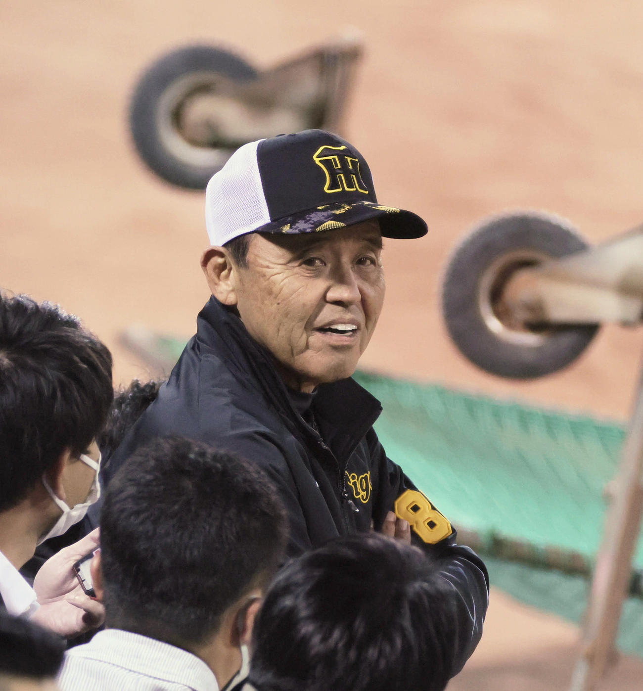ベンチ前で練習を見る岡田監督（撮影・加藤孝規）