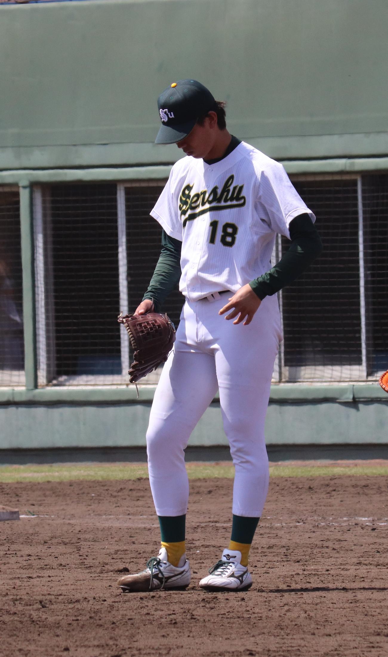 専大対拓大　サヨナラ負けを喫し肩を落とす専大・西舘（撮影・星夏穂）