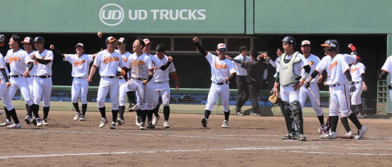 専大対拓大　サヨナラ勝ちし喜ぶ拓大ナイン（撮影・星夏穂）