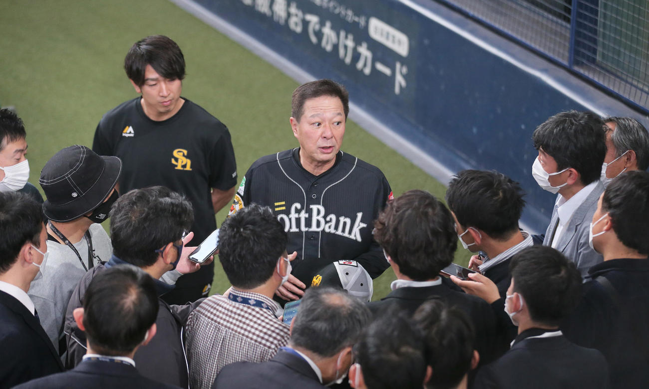 オリックス対ソフトバンク　試合前、記者に囲まれ話すソフトバンク森監督代行（撮影・上山淳一）