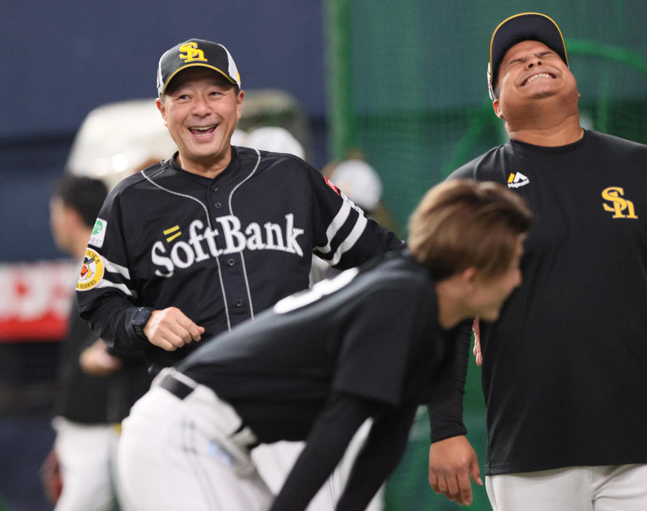 オリックス対ソフトバンク　試合前、選手らと笑顔で話すソフトバンク森監督代行（左）（撮影・上山淳一）