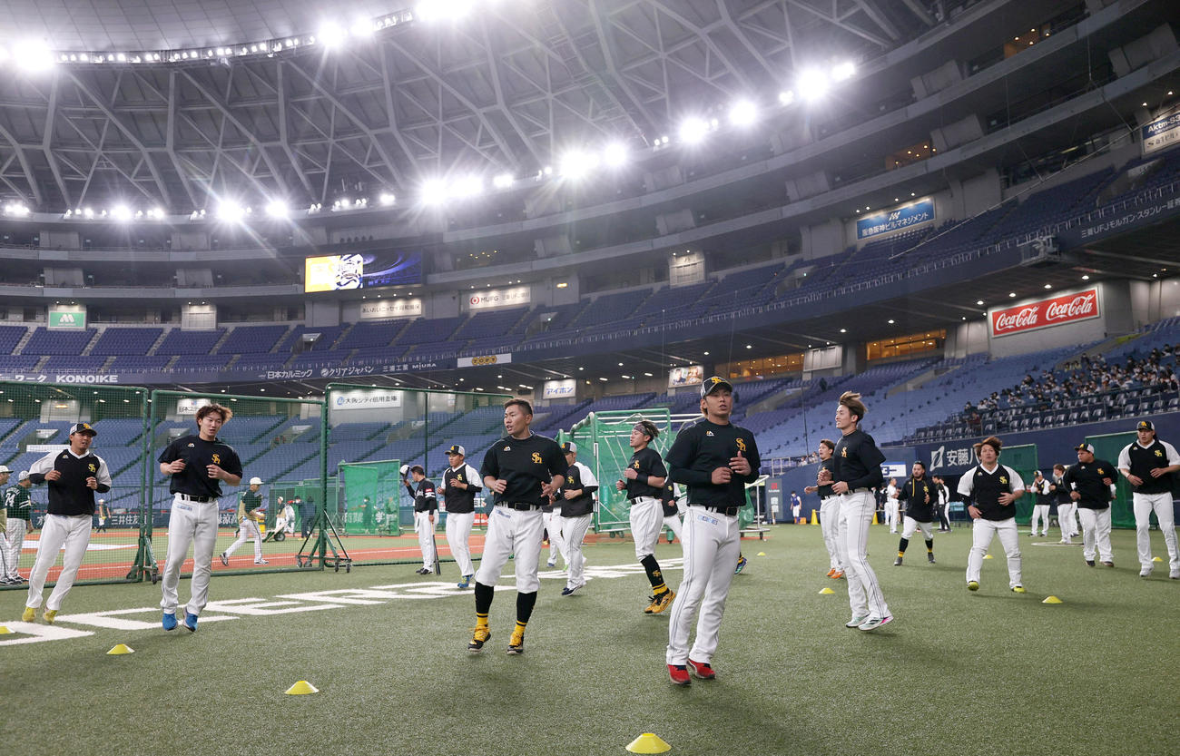 オリックス対ソフトバンク　ウオーミングアップするソフトバンクの選手たち（撮影・上山淳一）
