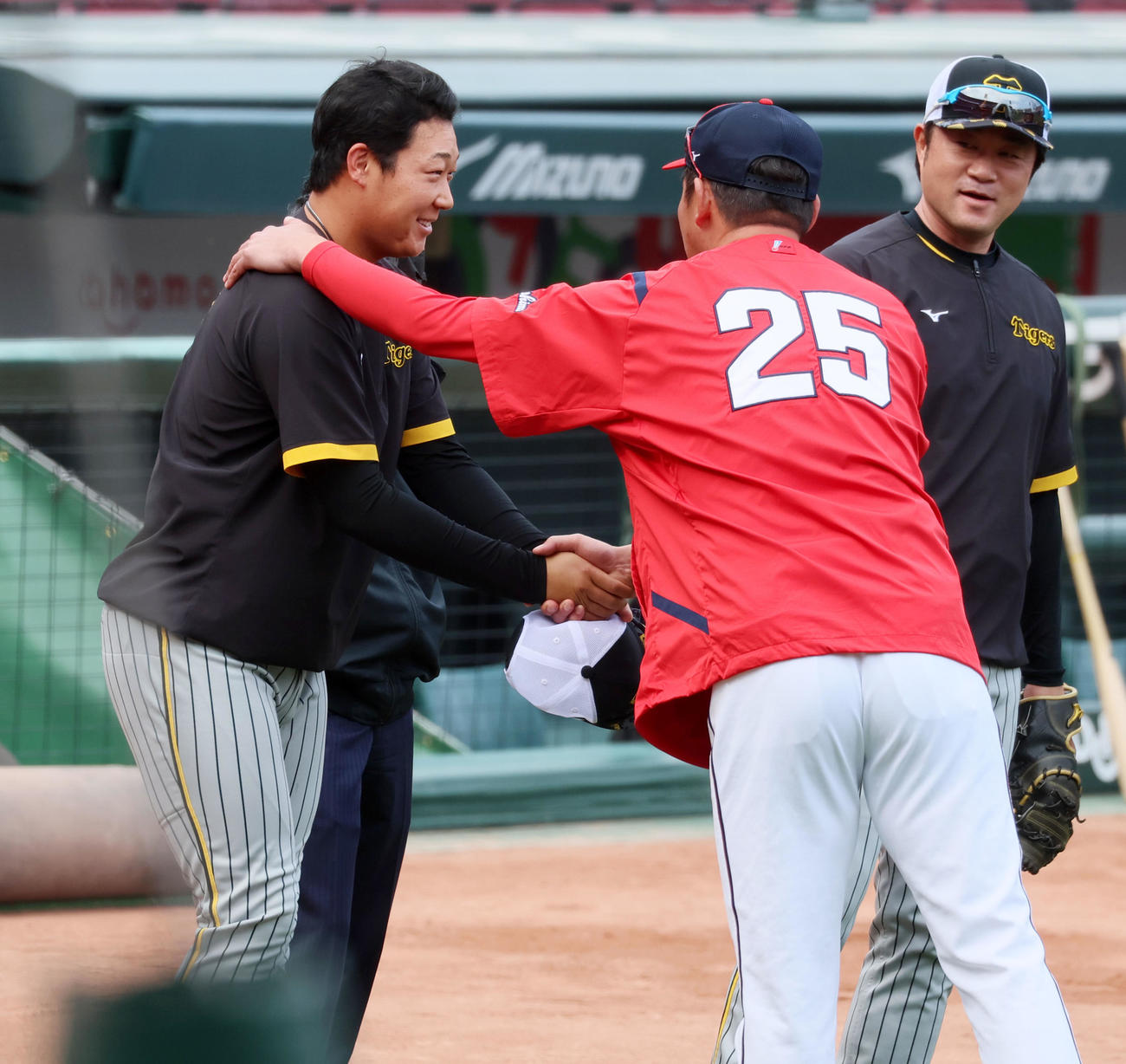 広島対阪神　新井監督（右）にあいさつし握手される大山（撮影・加藤哉）