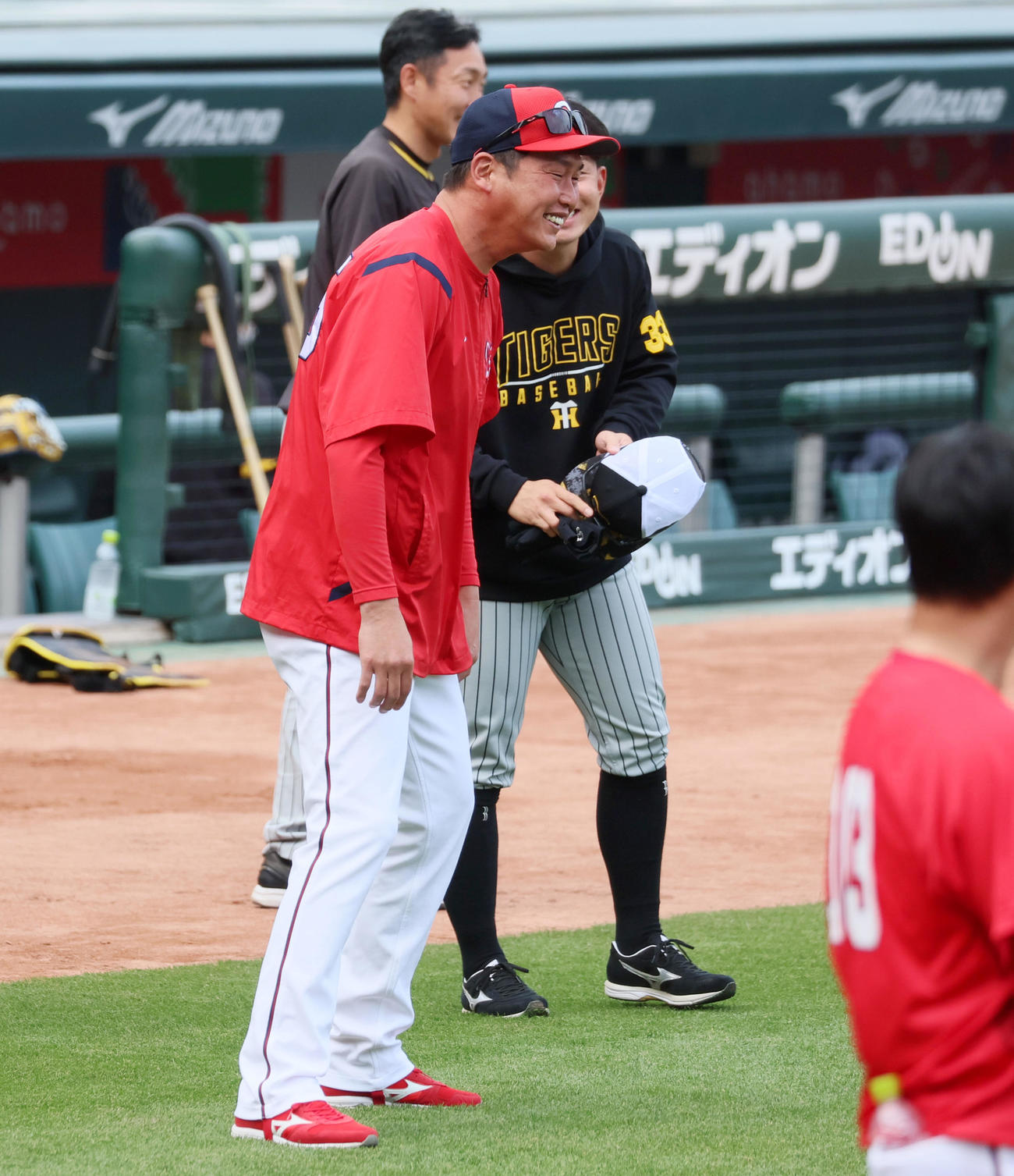 広島対阪神　糸原からあいさつをうけ笑顔を見せる新井監督（撮影・加藤哉）