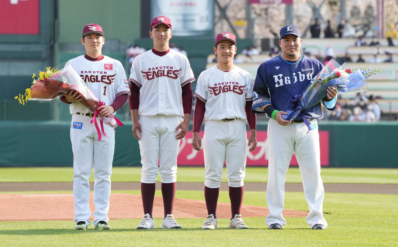 楽天対西武　WBC優勝セレモニーに臨む楽天松井裕（左）と西武山川（撮影・小沢裕）