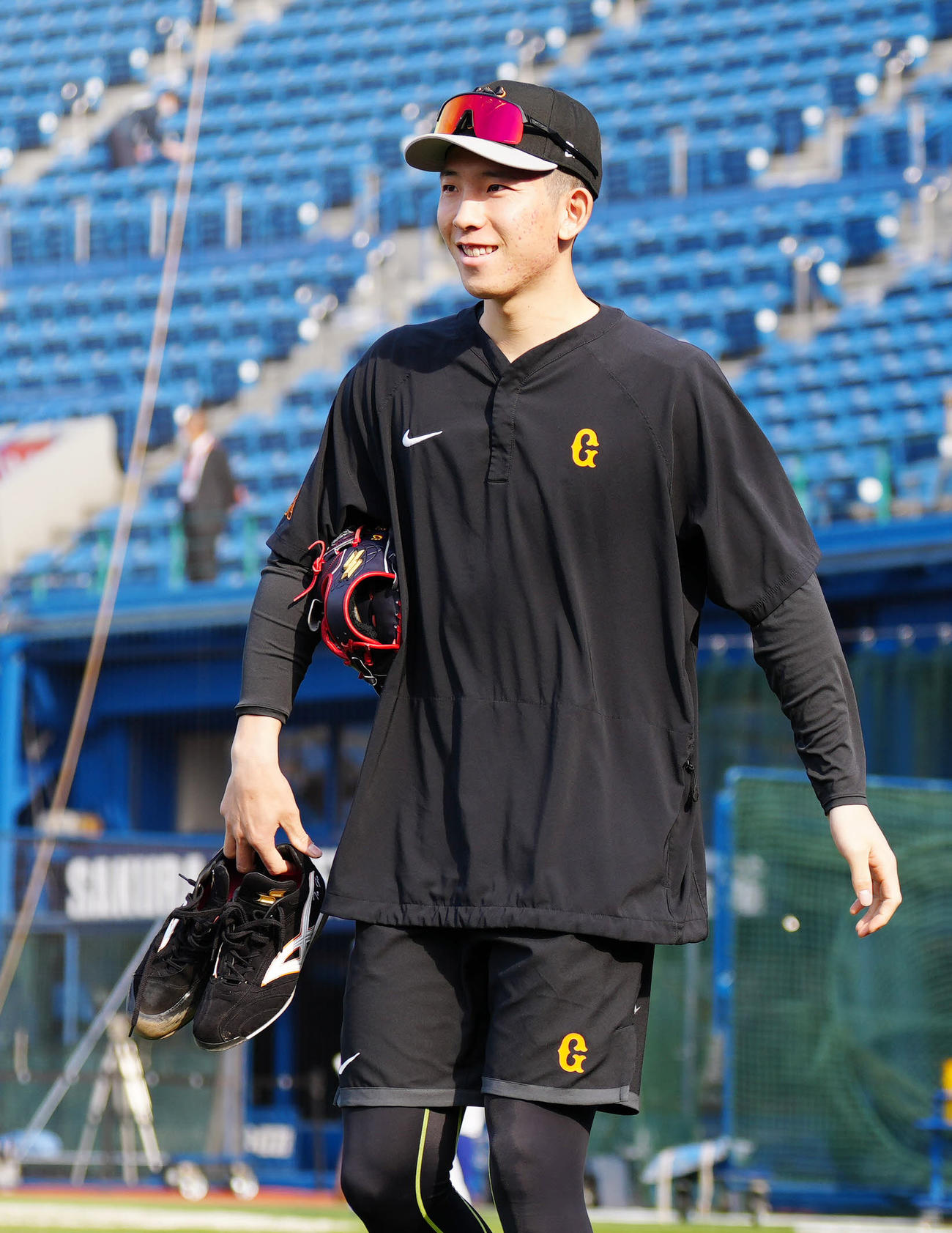 DeNA対巨人　試合前練習に向かう巨人戸郷（撮影・江口和貴）