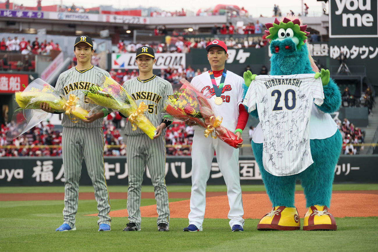 広島対阪神　左から湯浅、中野、栗林、スラィリー（撮影・加藤孝規）