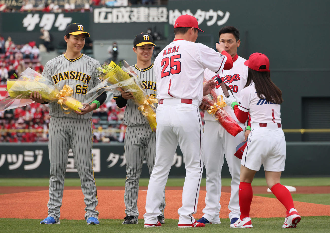 広島対阪神　栗林（右から2人目）に金メダルを渡す新井監督。左は湯浅。左から2人目は中野（撮影・加藤孝規）