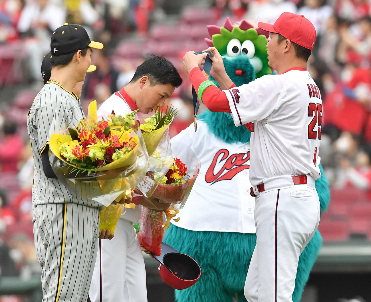 広島対阪神　試合前、WBC優勝記念セレモニーで新井監督（右）から優勝メダルを首にかけられる栗林（撮影・岩下翔太）