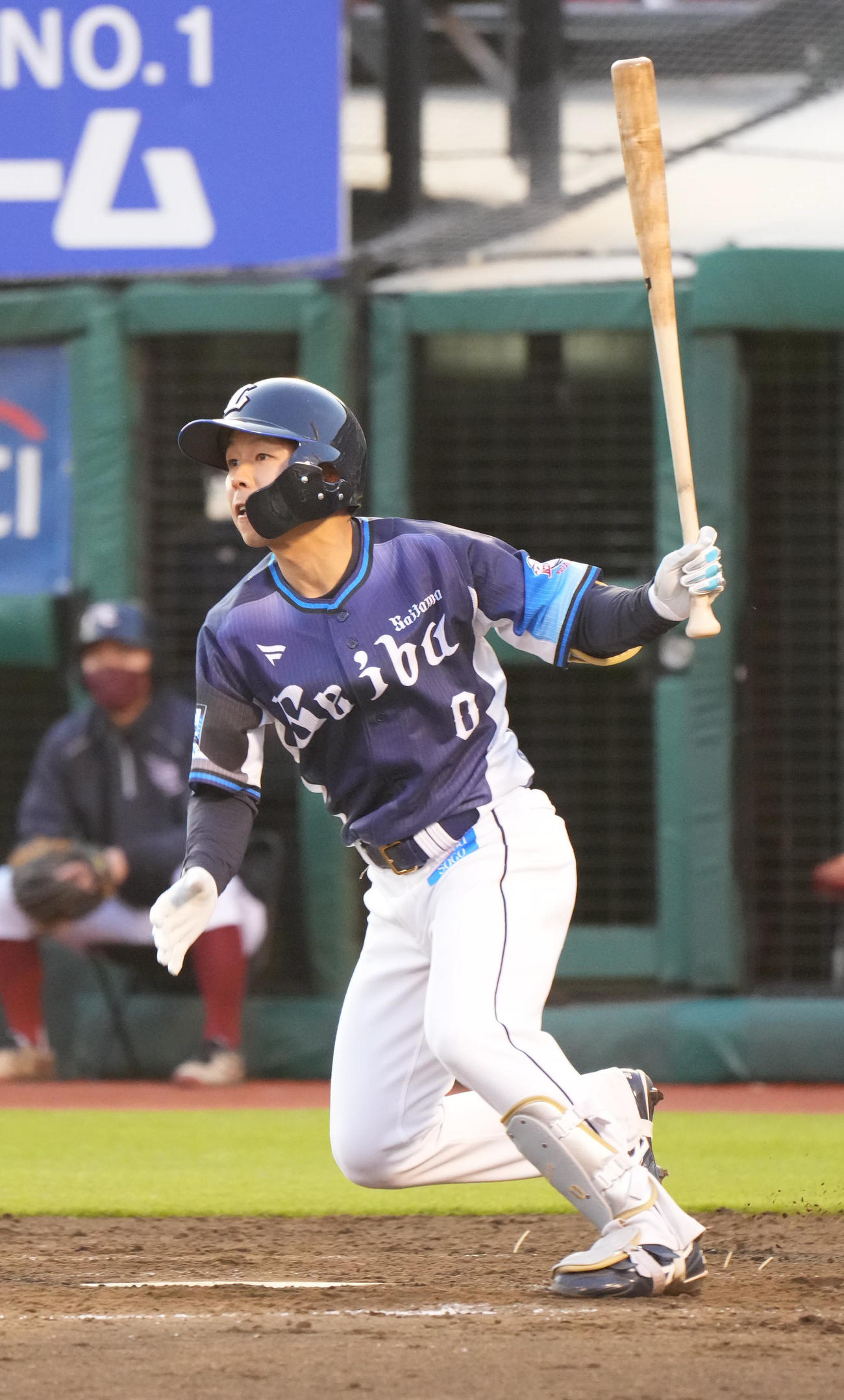 楽天対西武　5回表西武1死二塁、児玉はプロ初安打となる先制の左適時二塁打を放つ（撮影・小沢裕）