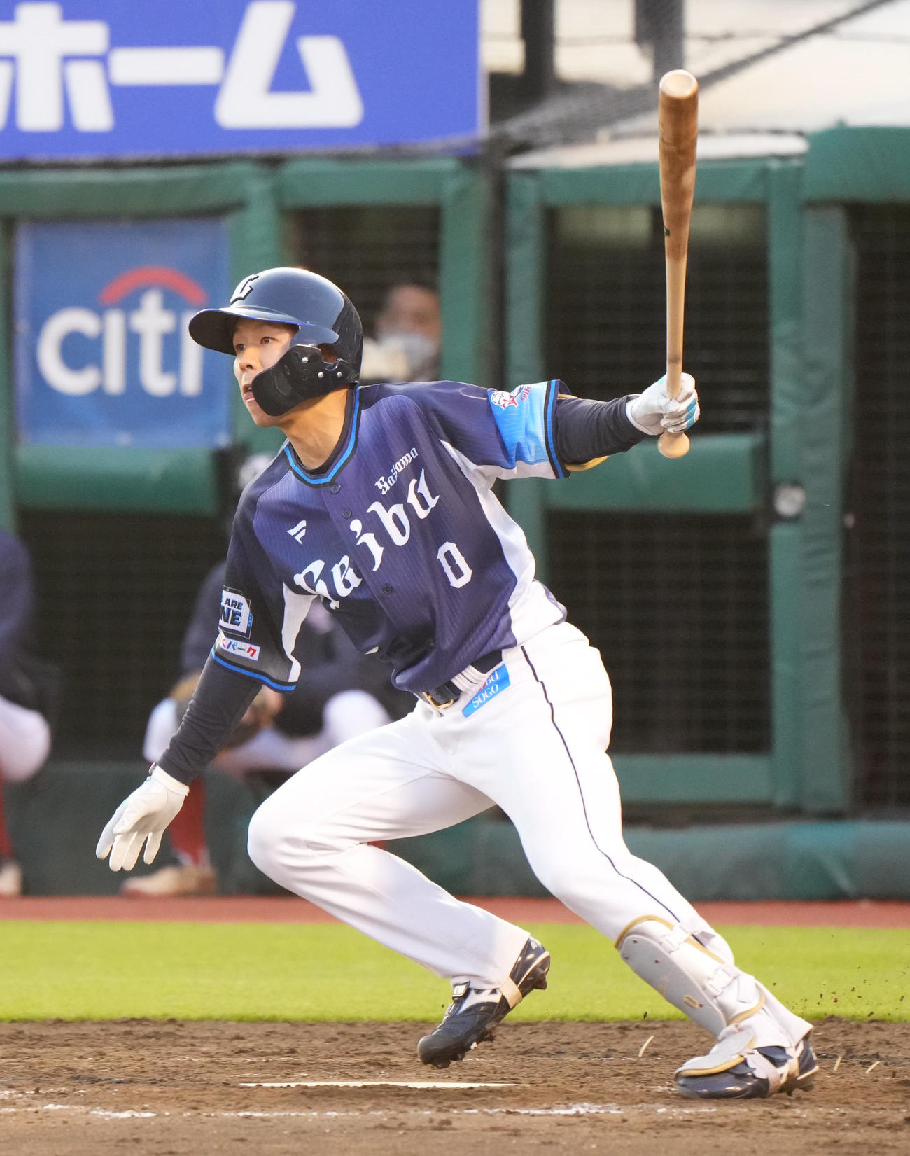 楽天対西武　5回表西武1死二塁、児玉はプロ初安打となる先制の左適時二塁打を放つ（撮影・小沢裕）