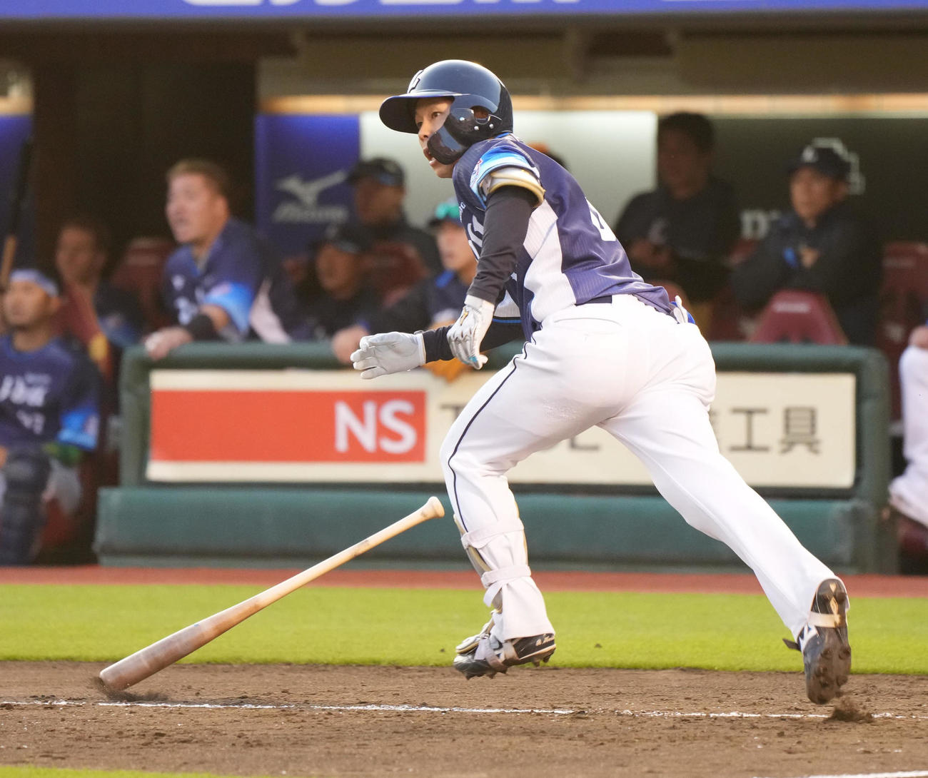 楽天対西武　5回表西武1死二塁、児玉はプロ初安打となる先制の左適時二塁打を放つ（撮影・小沢裕）