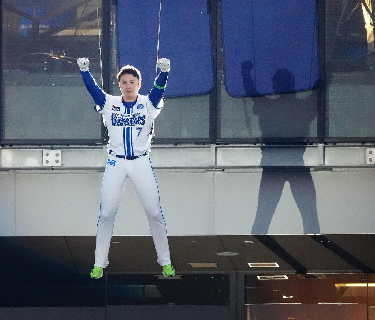DeNA対巨人　本拠地開幕セレモニーで飛んで登場するDeNA佐野（撮影・江口和貴）