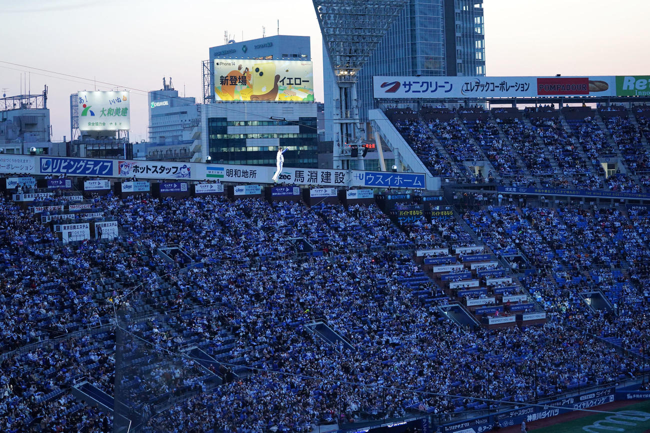 DeNA対巨人　オープニングセレモニーで横浜スタジアムの空を舞うDeNA佐野（撮影・横山健太）