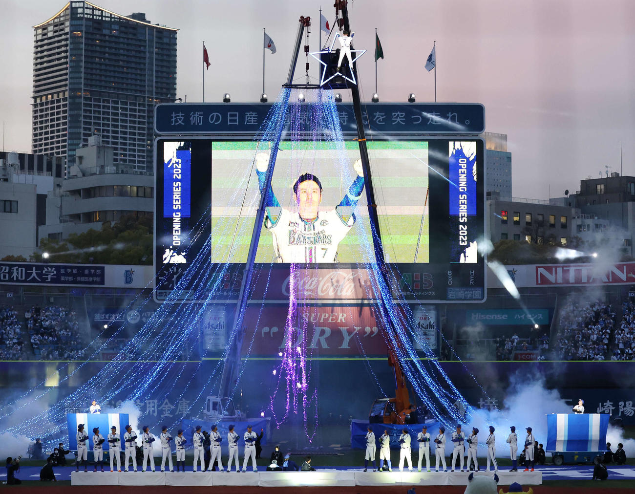 DeNA対巨人　DeNA本拠地開幕セレモニーで上空から登場した佐野（上）（撮影・宮地輝）