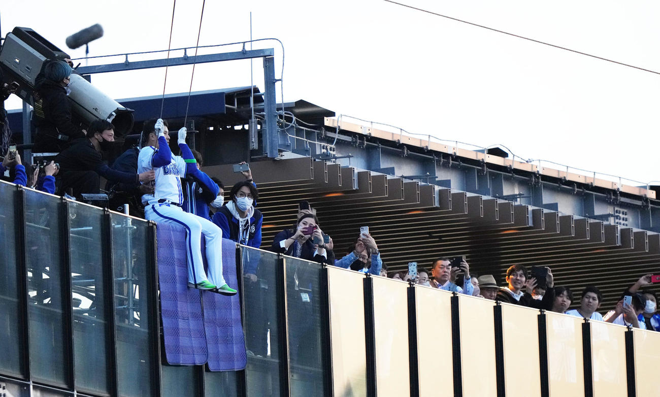 DeNA対巨人　準備をするDeNA佐野（撮影・横山健太）