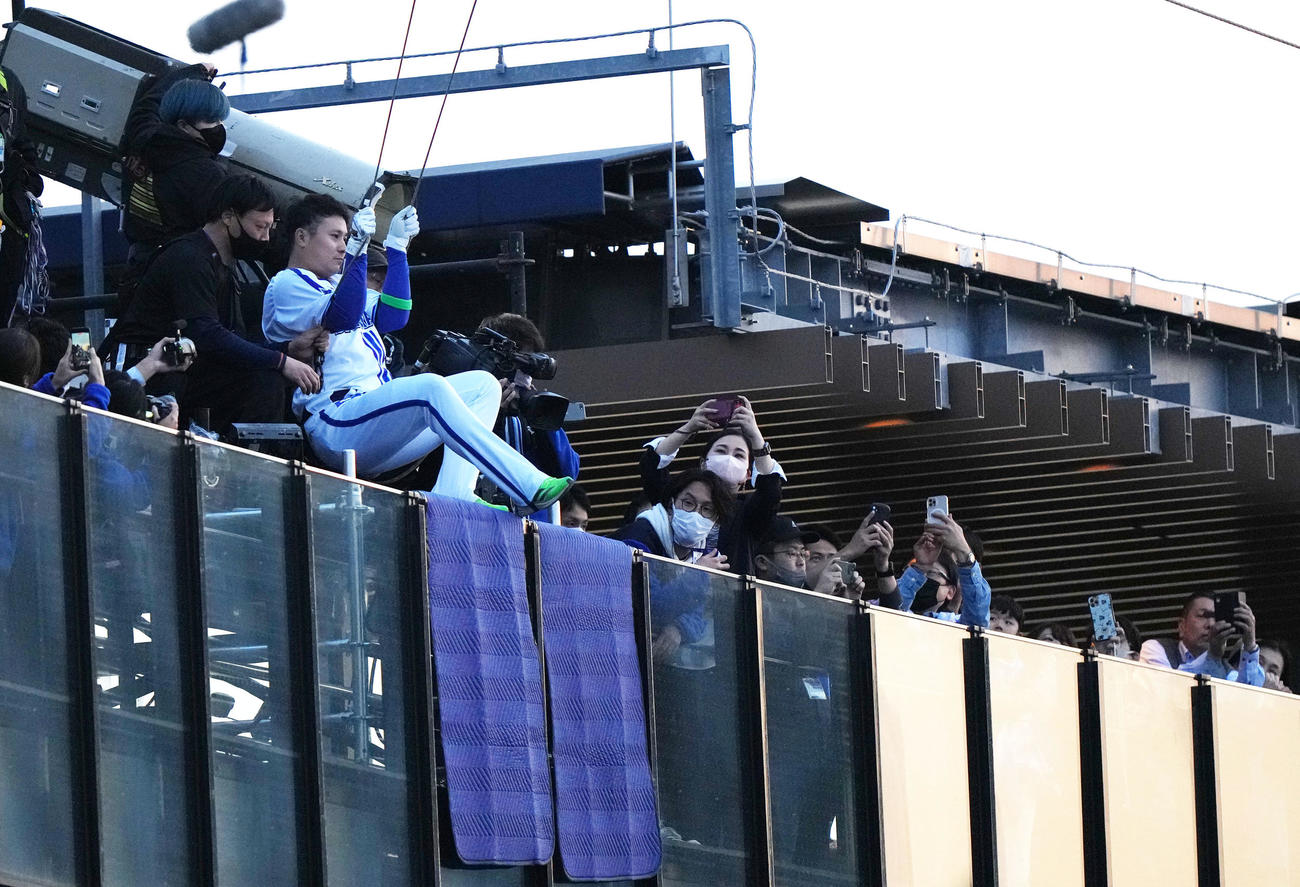 DeNA対巨人　準備をするDeNA佐野（撮影・横山健太）