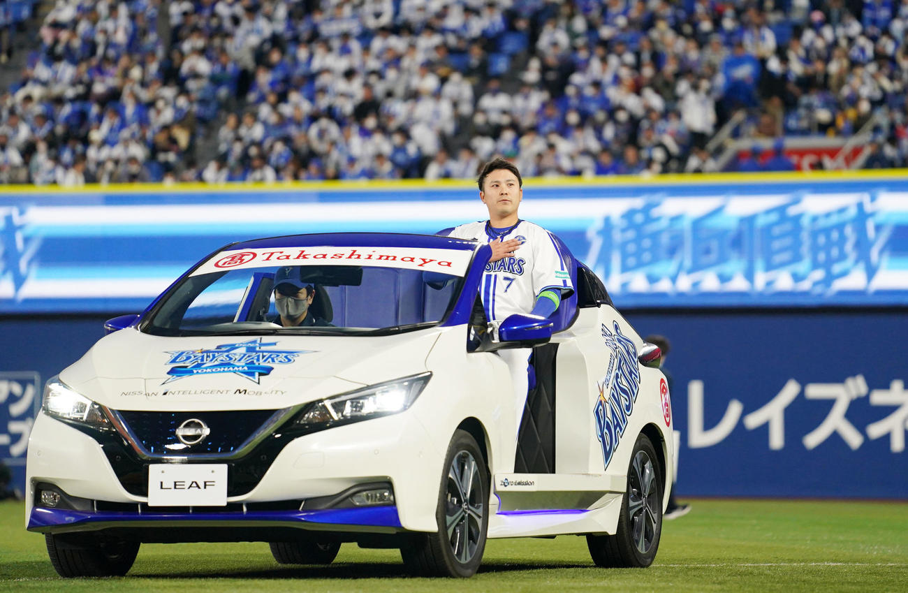 DeNA対巨人　オープニングセレモニーを終え安堵（あんど）の表情を浮かべるDeNA佐野（撮影・横山健太）