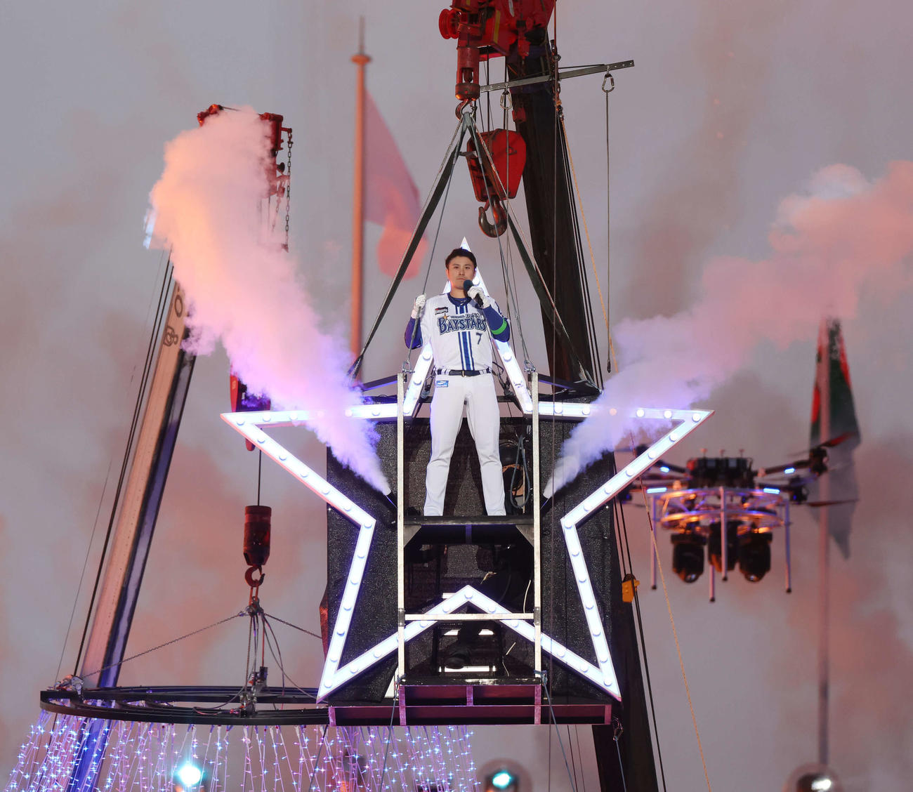 DeNA対巨人　本拠地開幕セレモニーで上空から登場したDeNA佐野（撮影・宮地輝）