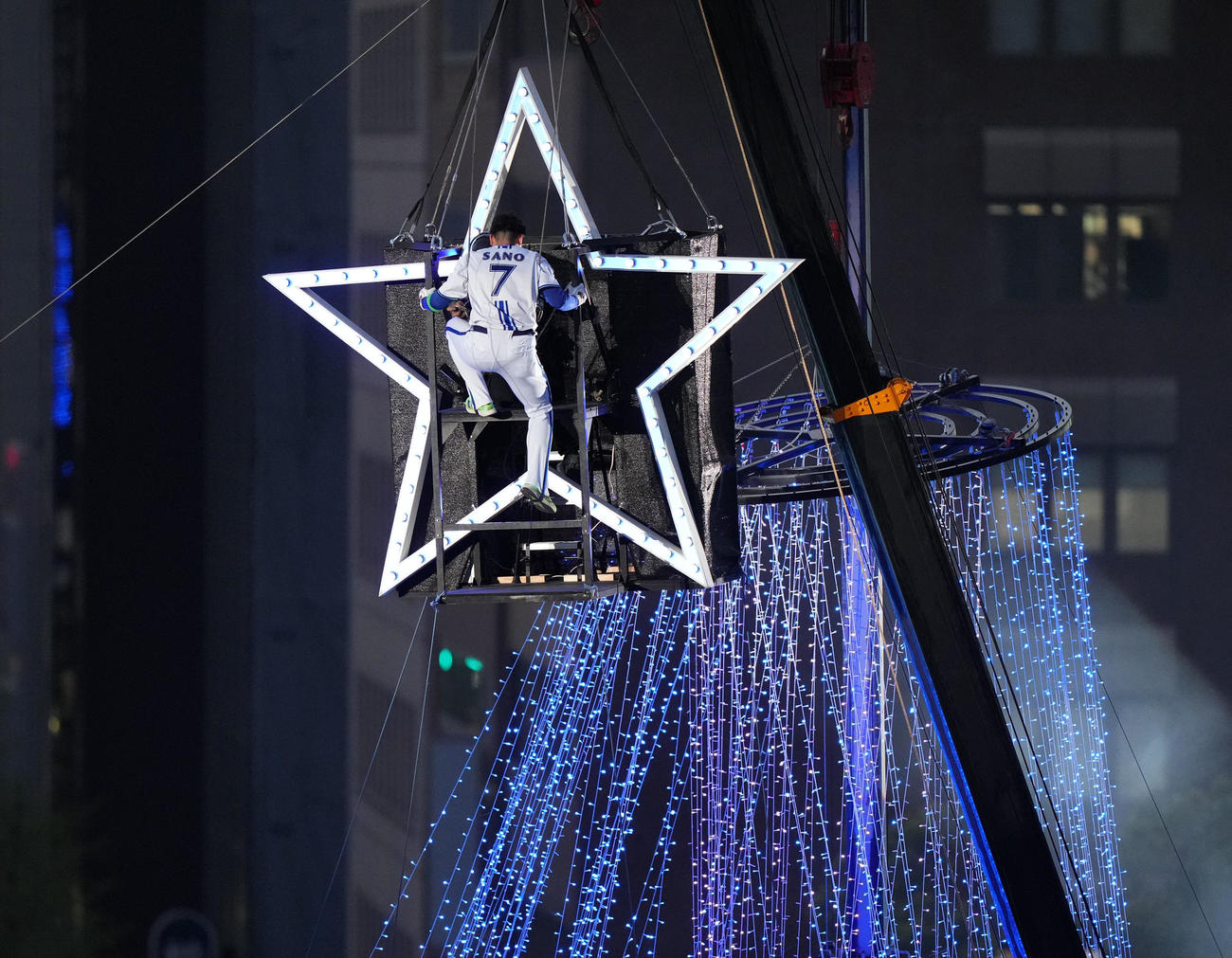 DeNA対巨人　オープニングセレモニーで横浜スタジアムの空を舞い星にたどり着くDeNA佐野（撮影・横山健太）