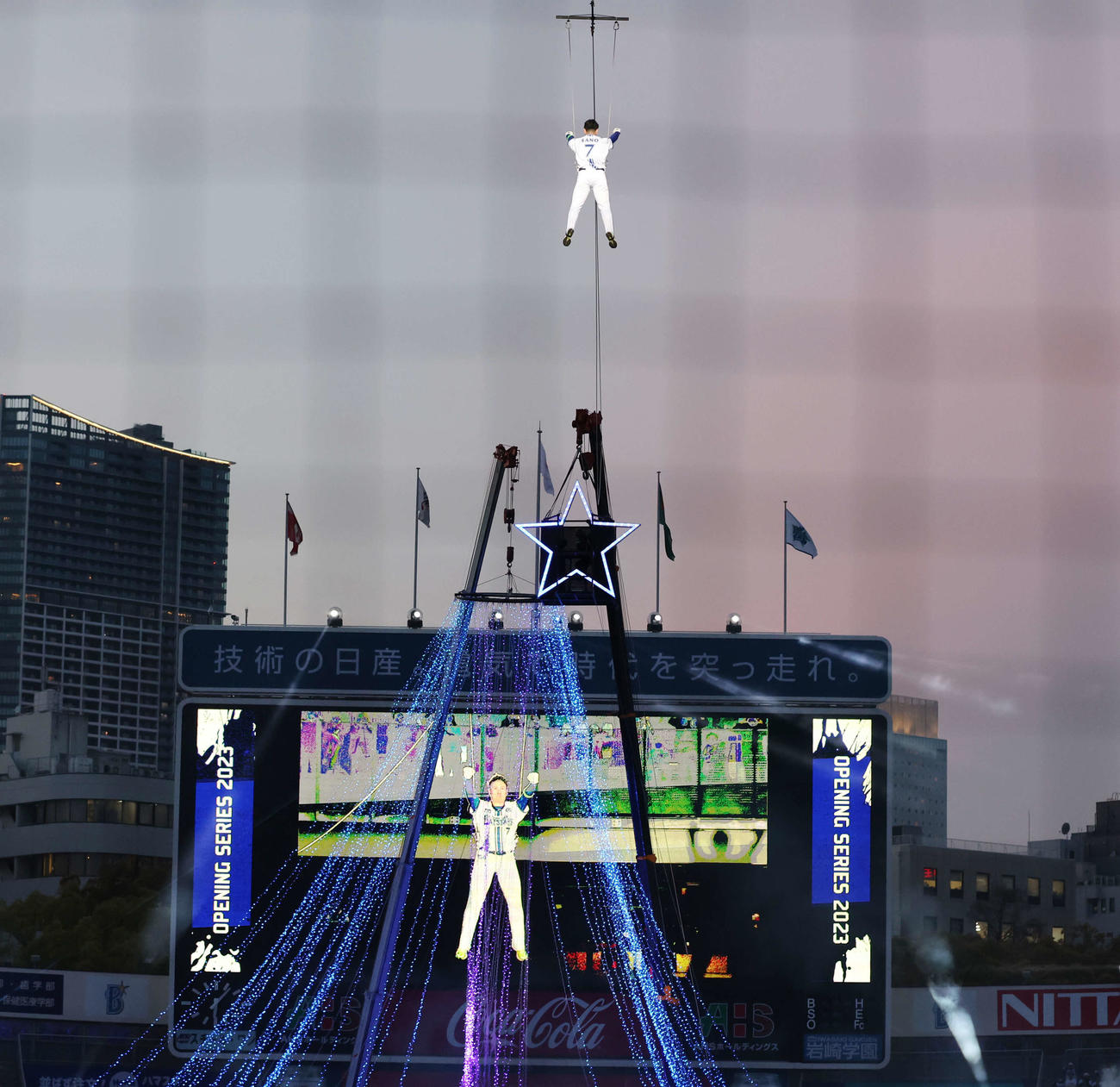 DeNA対巨人　DeNA本拠地開幕セレモニーで上空から登場した佐野（撮影・宮地輝）