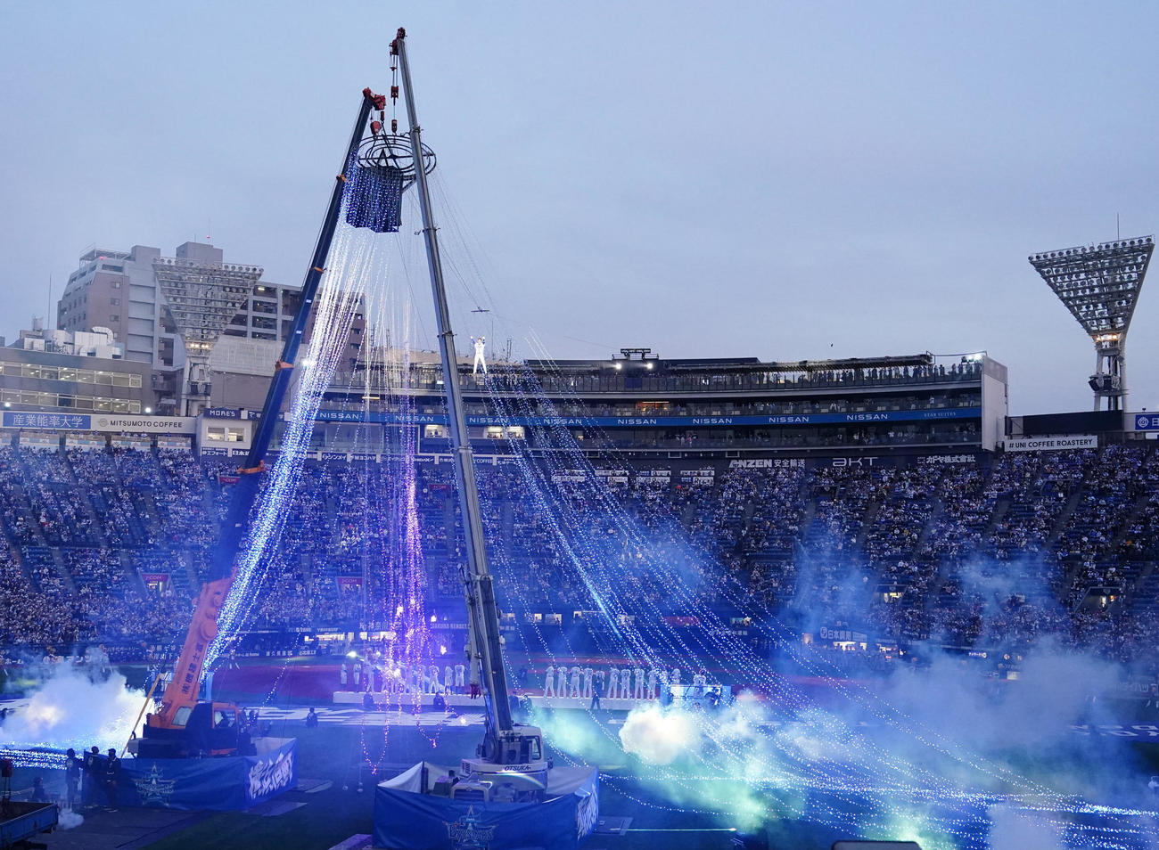 DeNA対巨人　本拠地開幕セレモニーで飛んで登場するDeNA佐野（撮影・江口和貴）