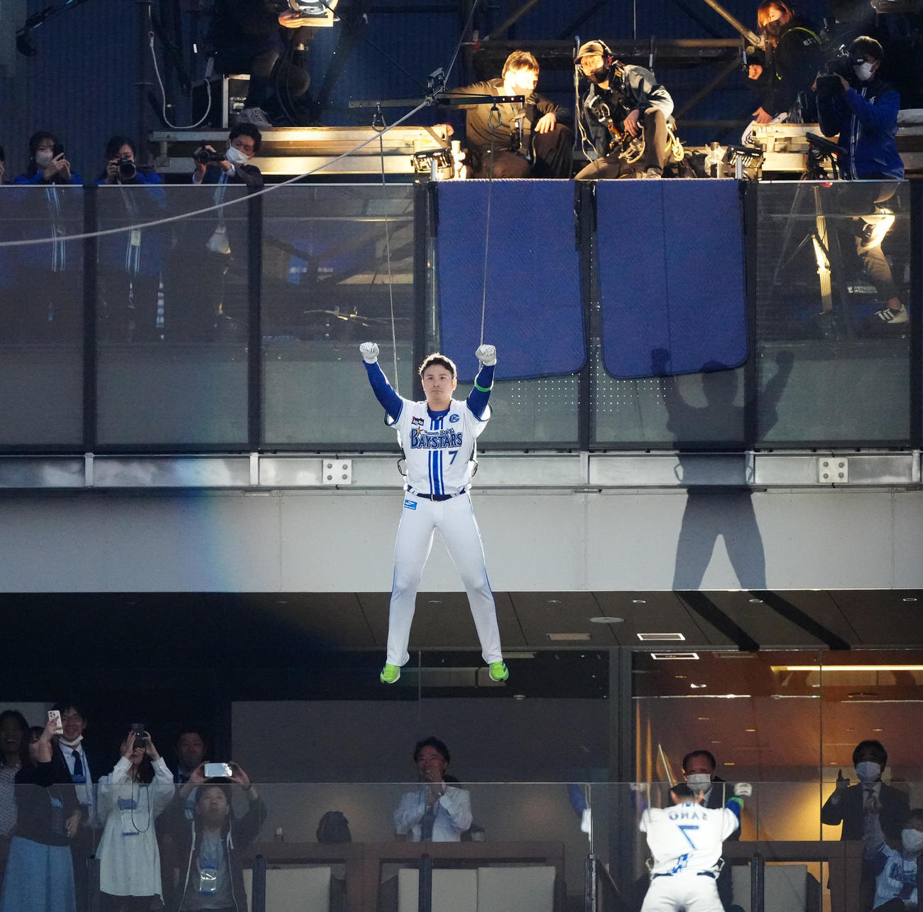 DeNA対巨人　本拠地開幕セレモニーで飛んで登場するDeNA佐野（撮影・江口和貴）