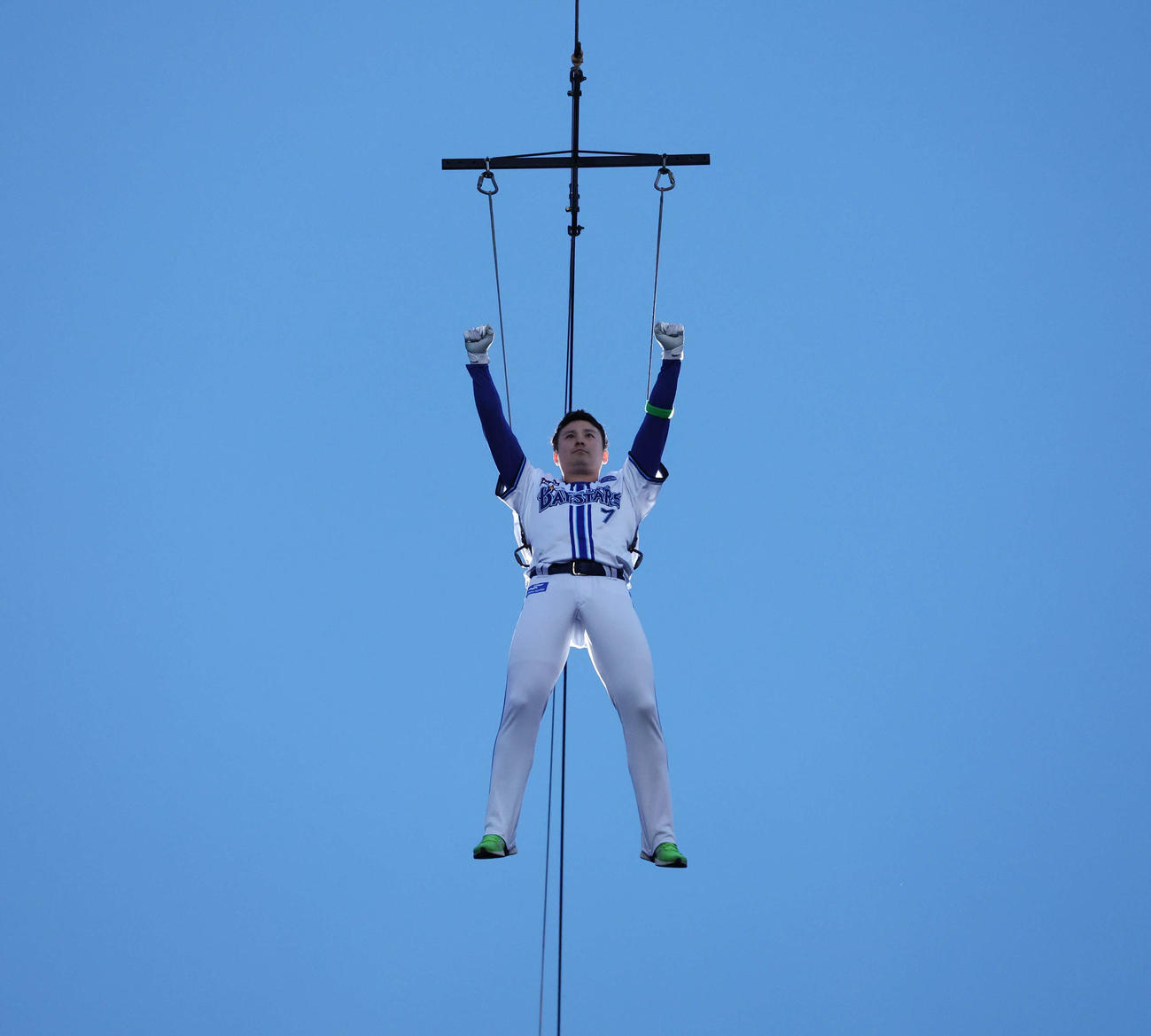 DeNA対巨人　DeNA本拠地開幕セレモニーで上空から登場した佐野（撮影・宮地輝）