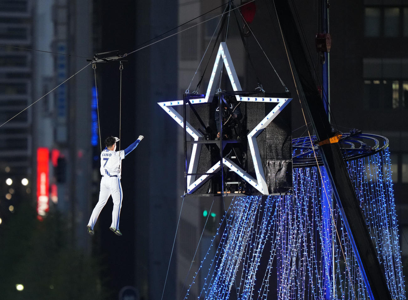 DeNA対巨人　オープニングセレモニーで横浜スタジアムの空を舞うDeNA佐野（撮影・横山健太）