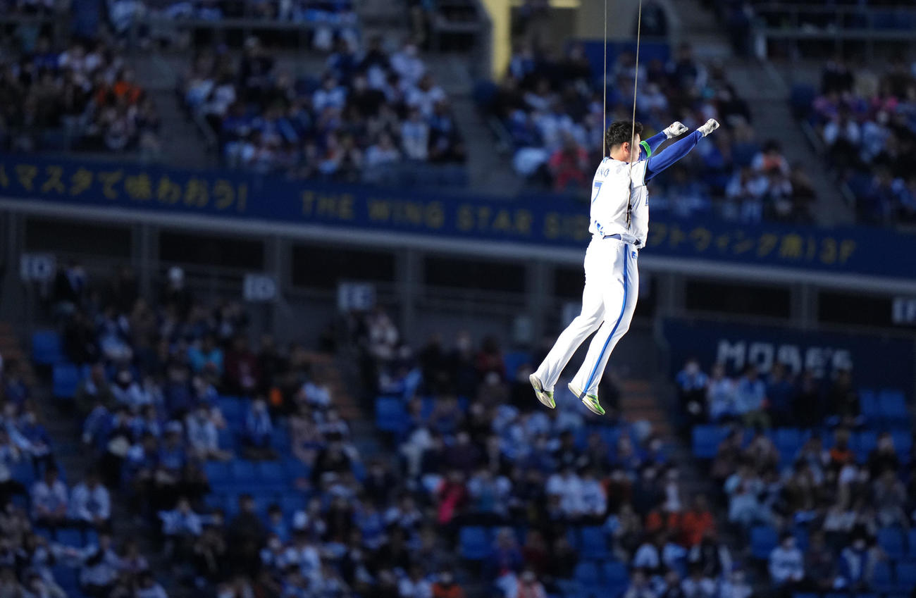 DeNA対巨人　オープニングセレモニーで横浜スタジアムの空を舞うDeNA佐野（撮影・横山健太）