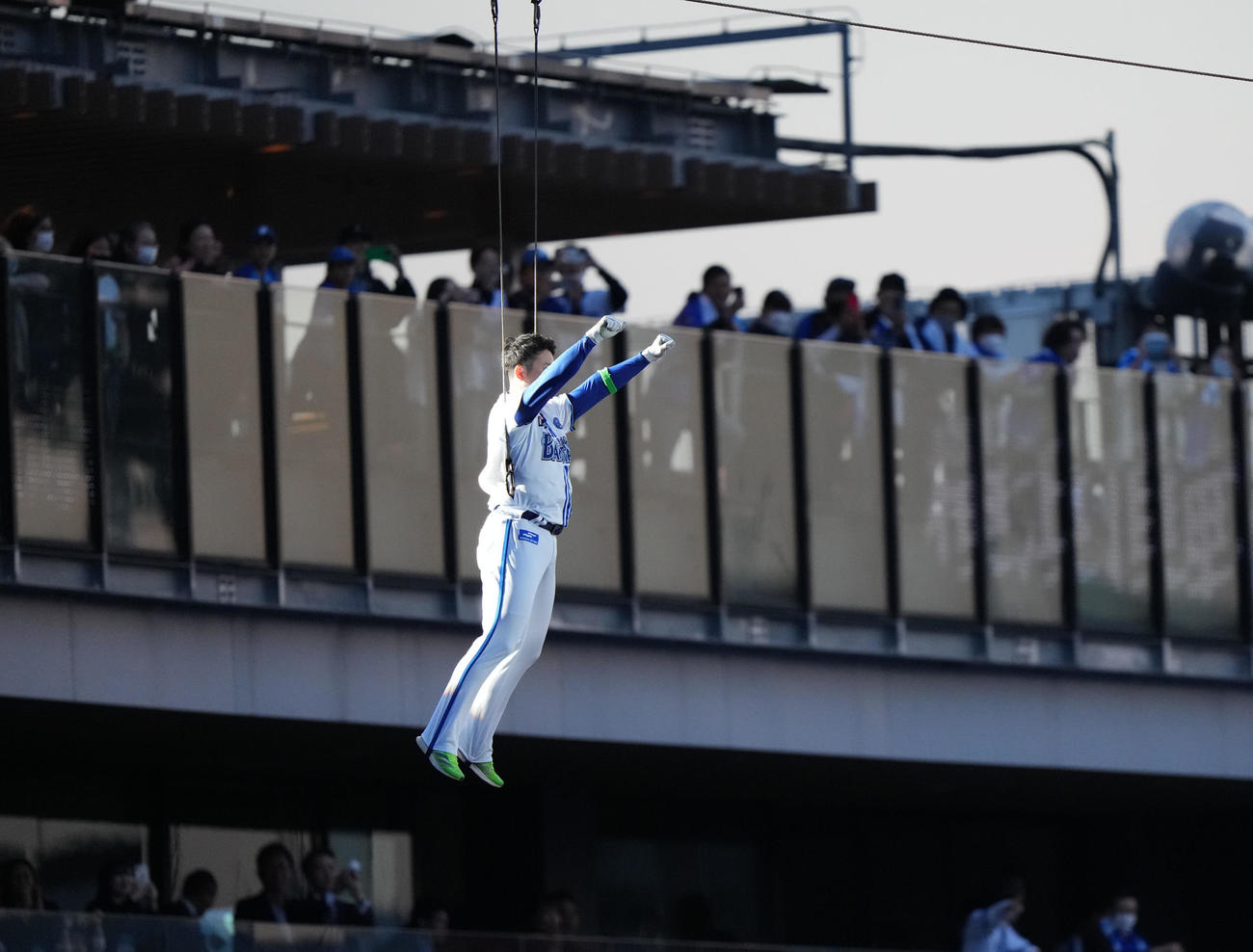 DeNA対巨人　オープニングセレモニーで横浜スタジアムの空を舞うDeNA佐野（撮影・横山健太）