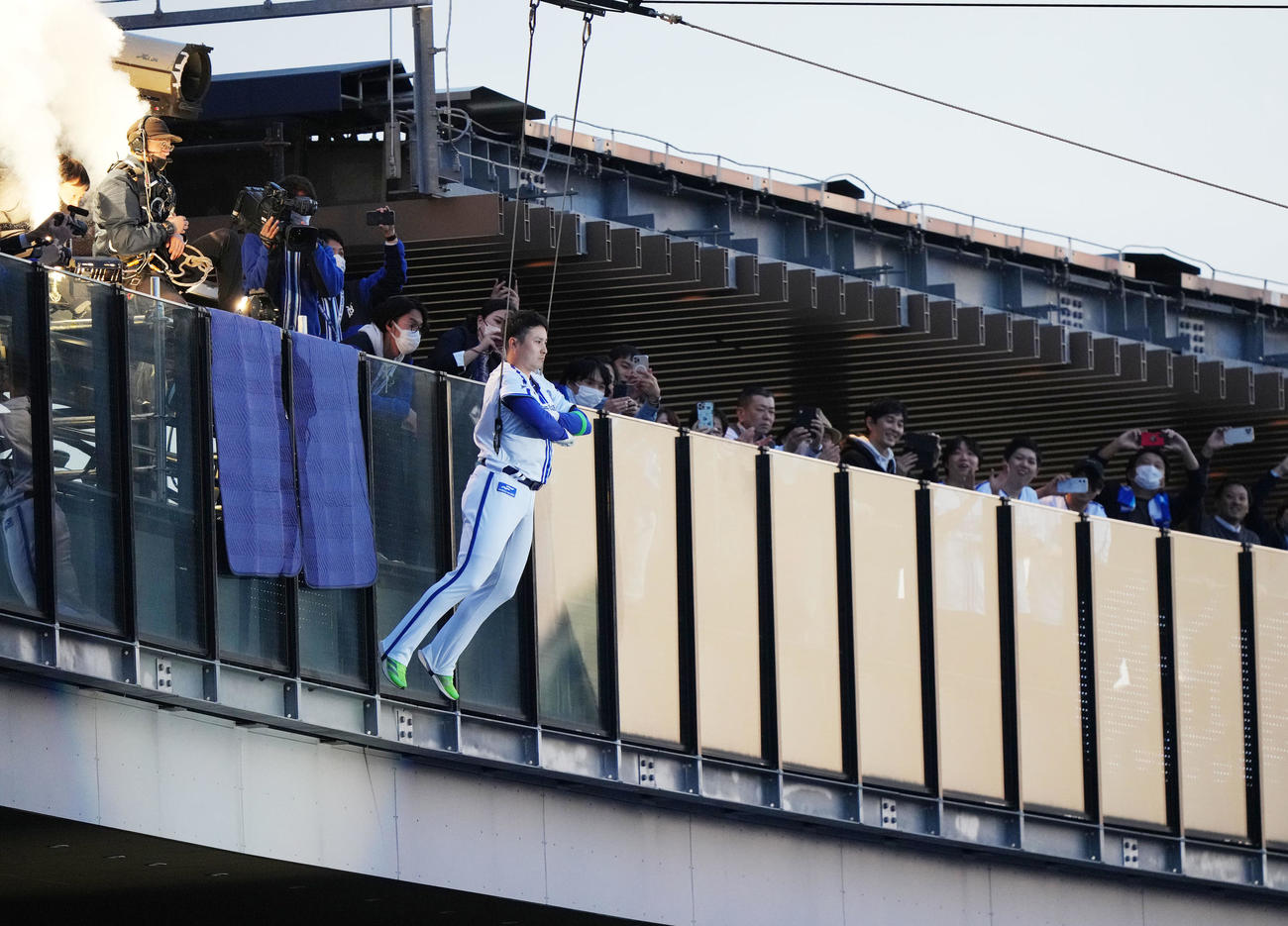 DeNA対巨人　オープニングセレモニーで横浜スタジアムの空を舞うDeNA佐野（撮影・横山健太）