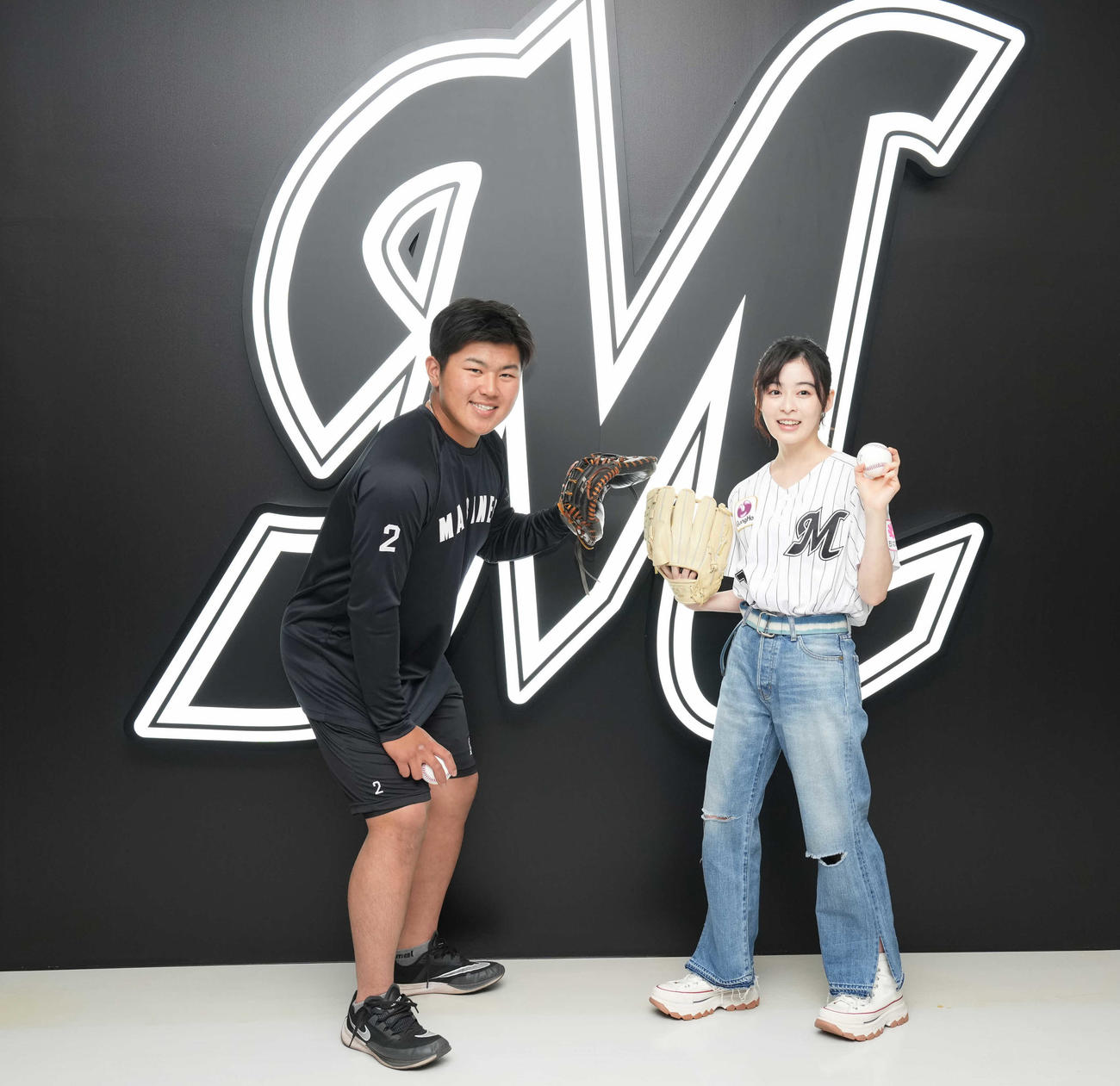 ロッテ対日本ハム　始球式に臨む森七菜（右）はロッテ松川と記念撮影（撮影・鈴木みどり）