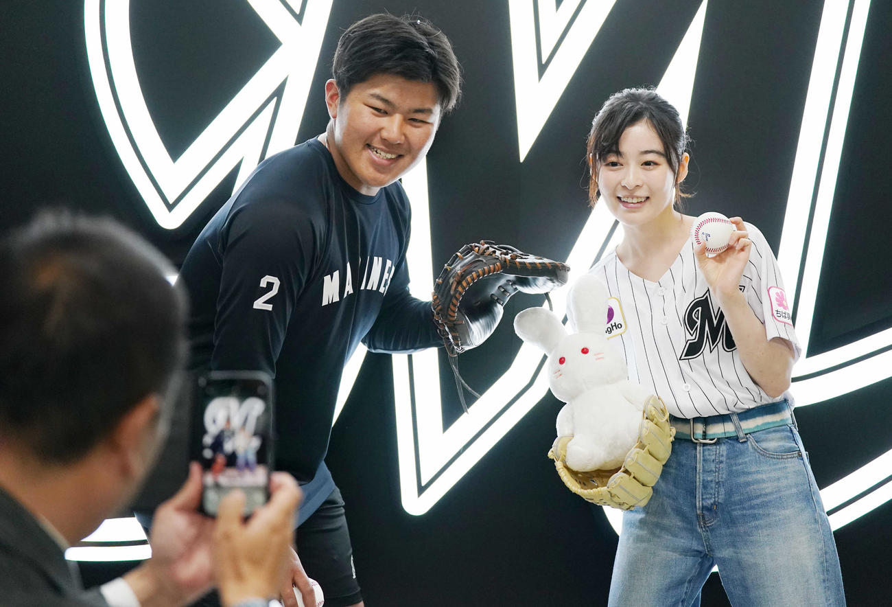 ロッテ対日本ハム　始球式に臨む森七菜（右）はロッテ松川と記念撮影（撮影・鈴木みどり）