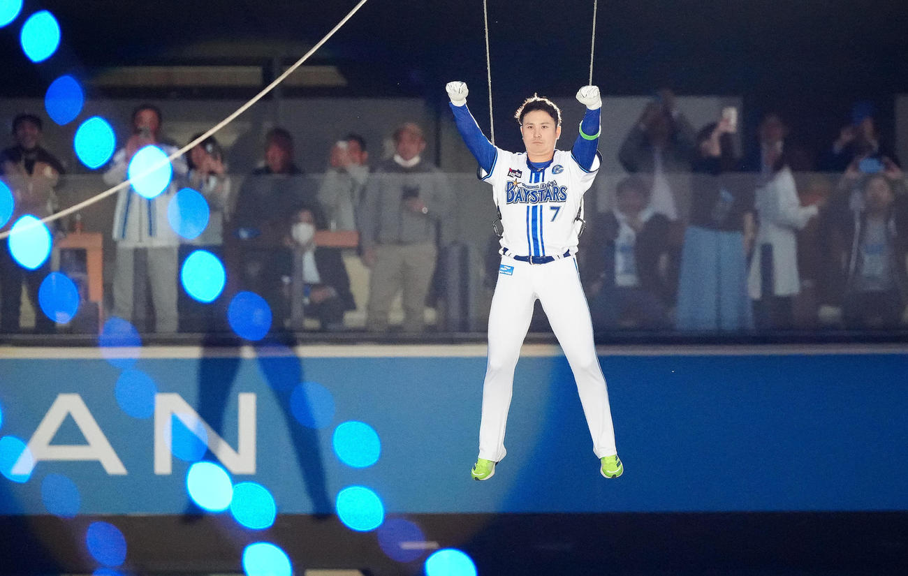 DeNA対巨人　本拠地開幕セレモニーで飛んで登場するDeNA佐野（撮影・江口和貴）