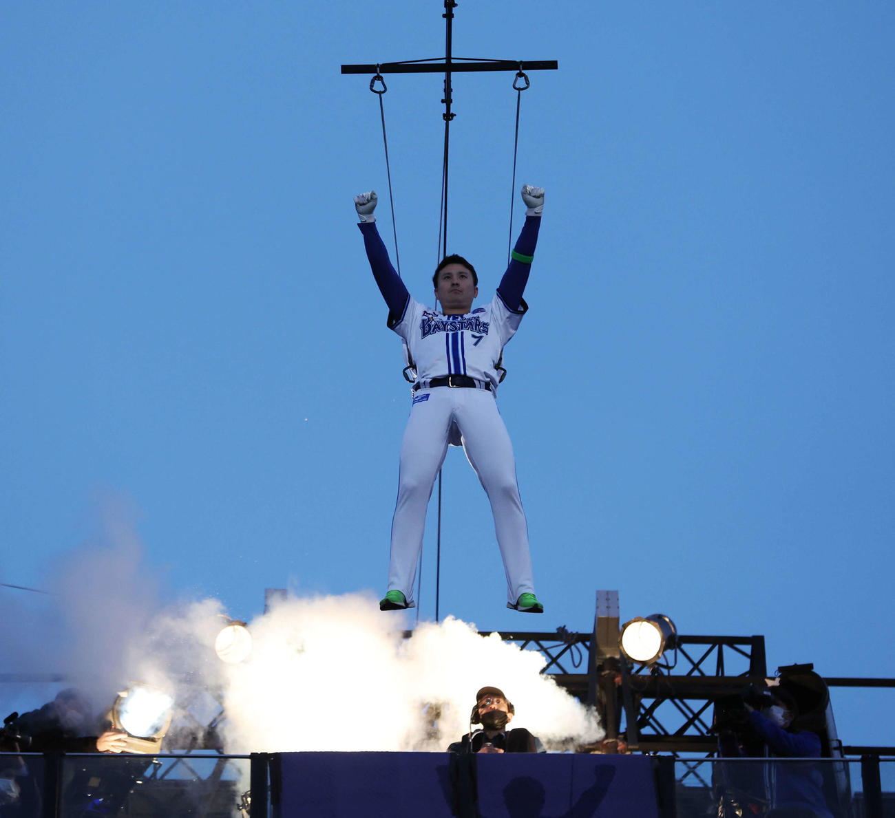 DeNA対巨人　DeNA本拠地開幕セレモニーで上空から登場した佐野（撮影・宮地輝）