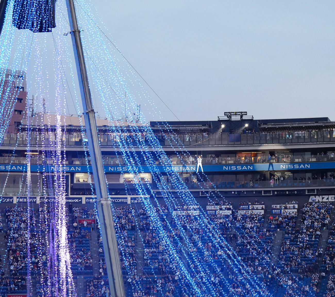 DeNA対巨人　本拠地開幕セレモニーで飛んで登場するDeNA佐野（撮影・江口和貴）
