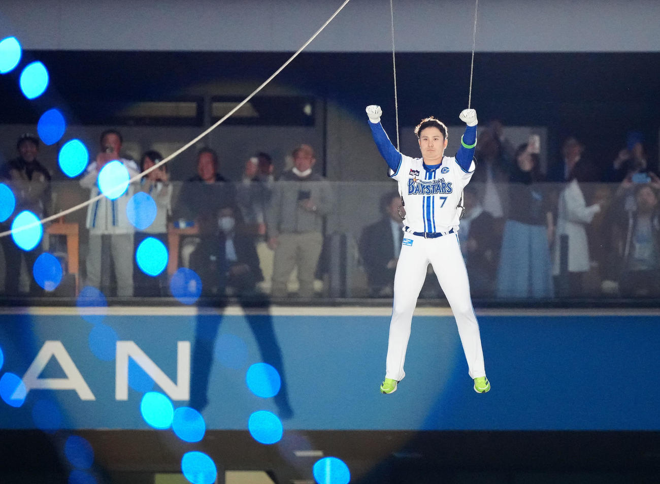 DeNA対巨人　本拠地開幕セレモニーで飛んで登場するDeNA佐野（撮影・江口和貴）
