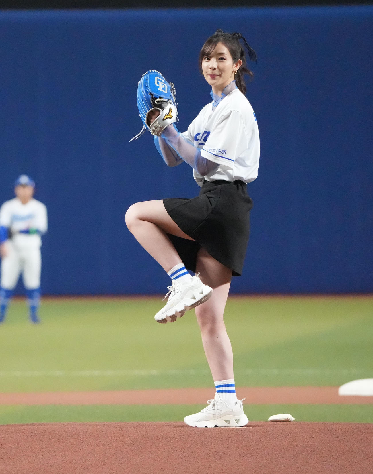 中日対ヤクルト戦　試合前、始球式を行う足立梨花（撮影・森本幸一）
