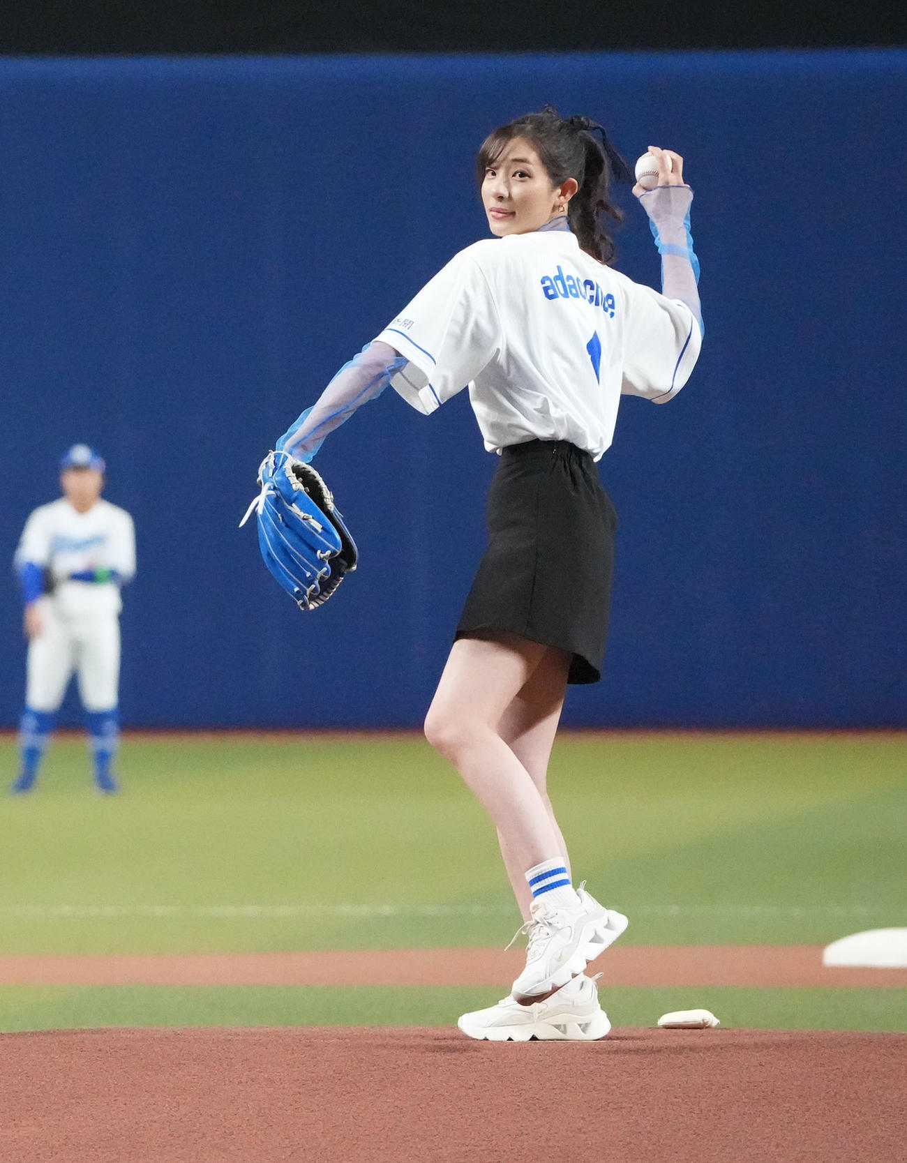 中日対ヤクルト戦　試合前、始球式を行う足立梨花（撮影・森本幸一）