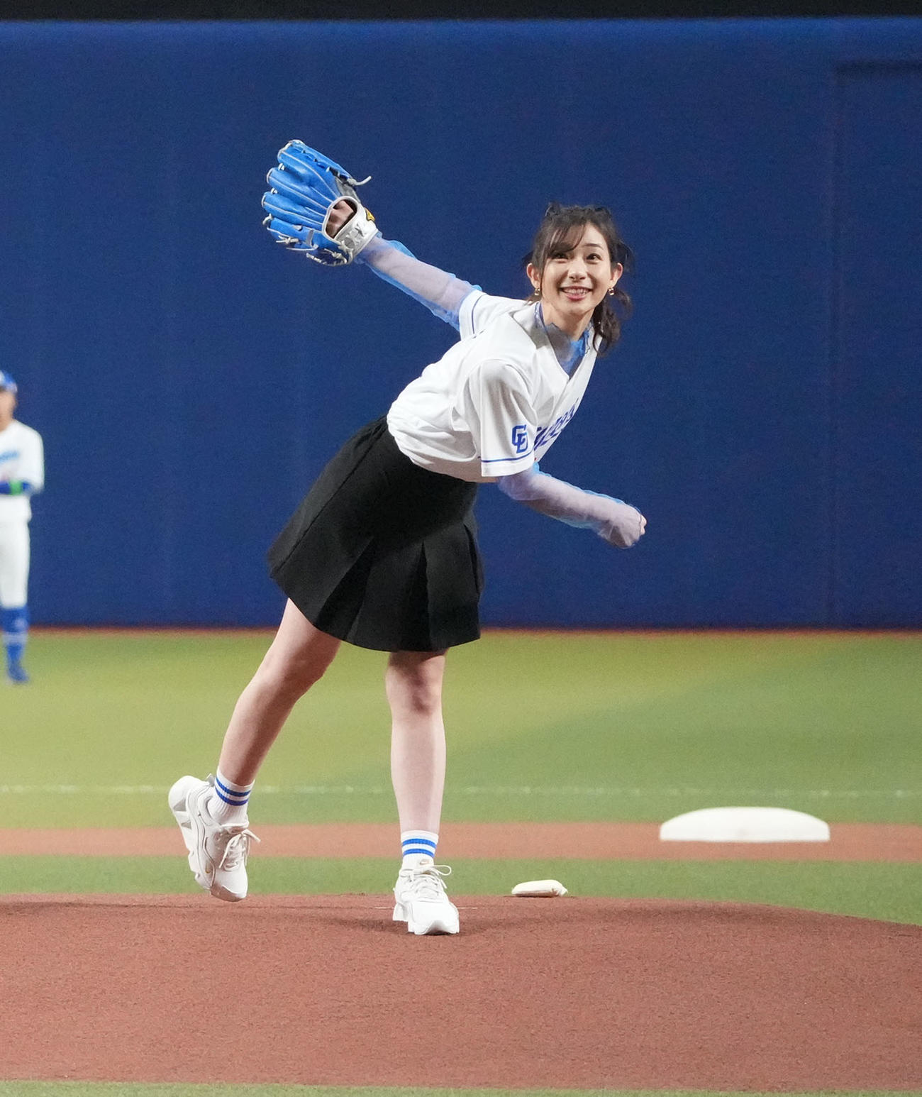 中日対ヤクルト戦　試合前、始球式を行う足立梨花（撮影・森本幸一）