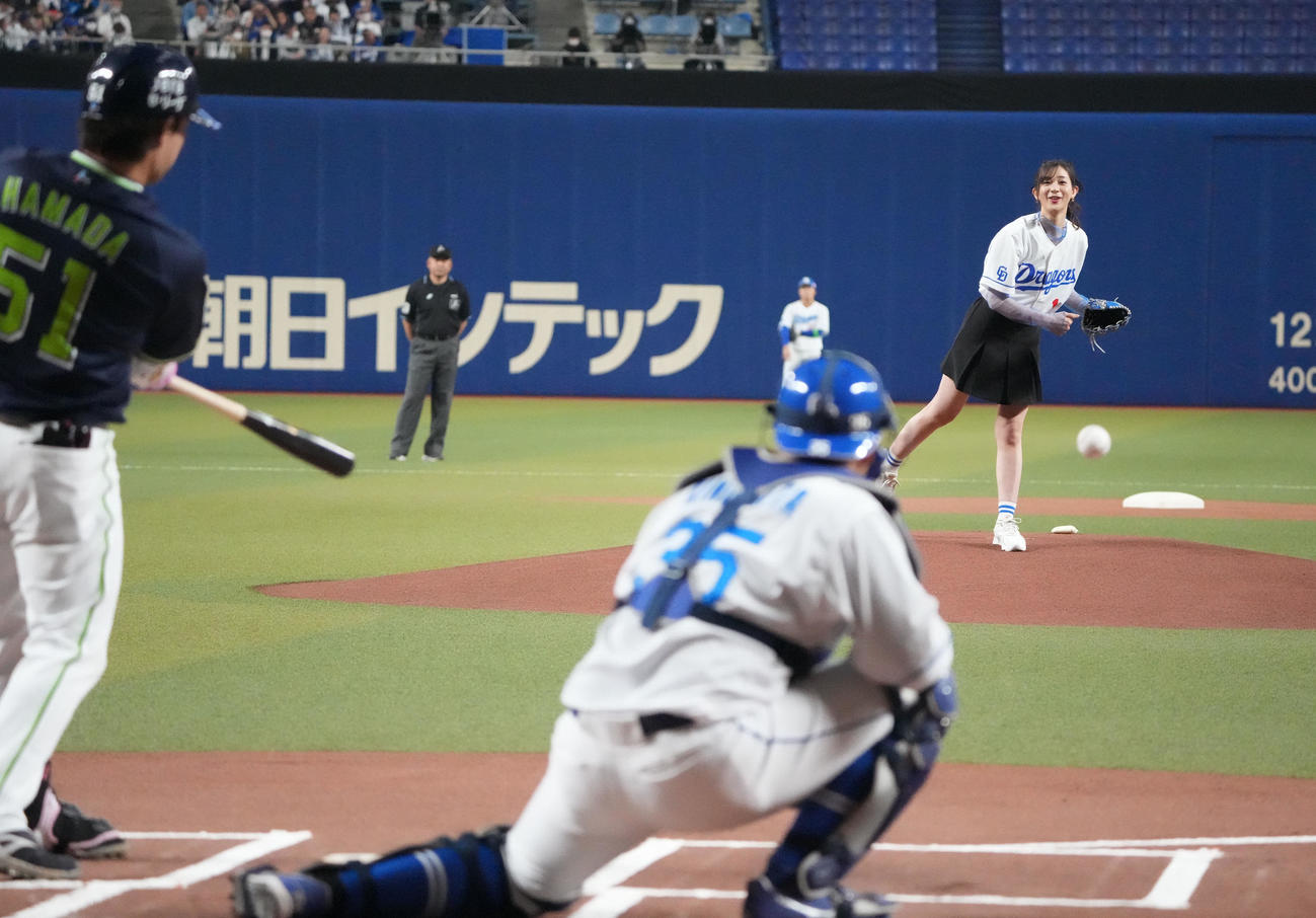中日対ヤクルト戦　試合前、始球式を行う足立梨花（撮影・森本幸一）