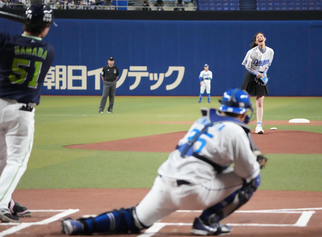 中日対ヤクルト戦　試合前、始球式を行う足立梨花（撮影・森本幸一）