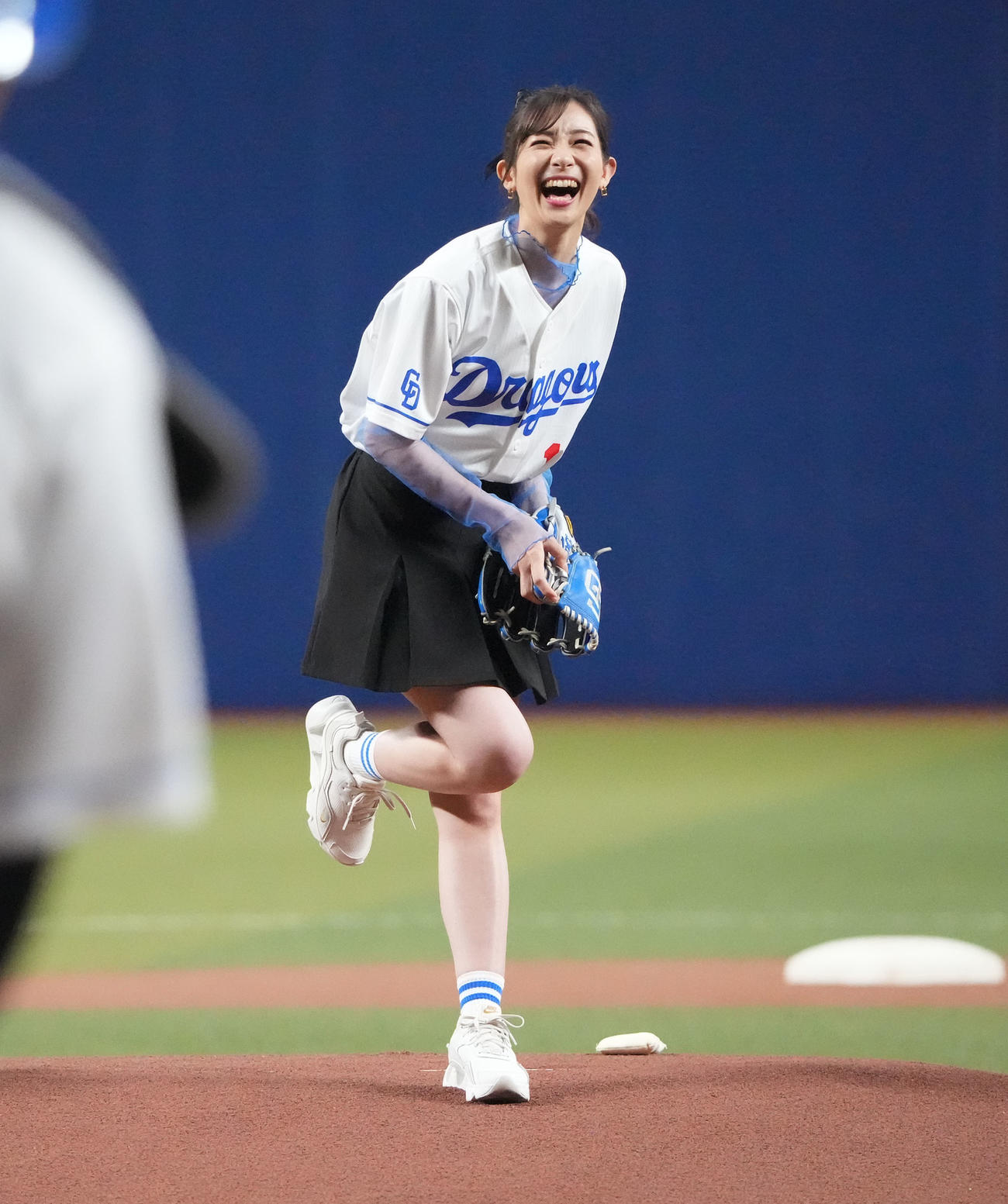 中日対ヤクルト戦　試合前、始球式を行う足立梨花（撮影・森本幸一）