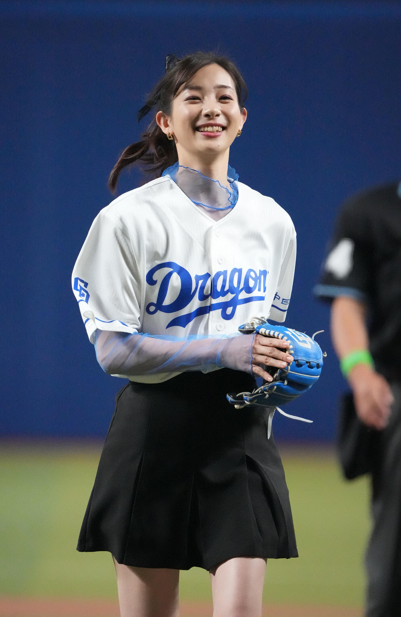 中日対ヤクルト戦　試合前、始球式を行う足立梨花（撮影・森本幸一）