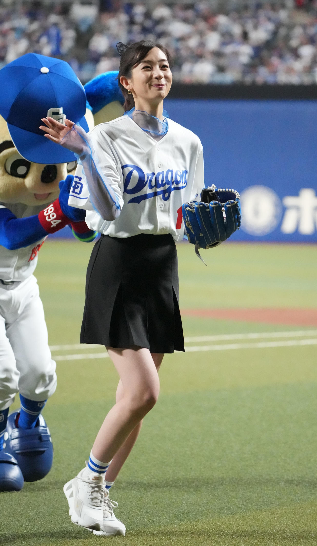 中日対ヤクルト戦　試合前、始球式を行った足立梨花（撮影・森本幸一）