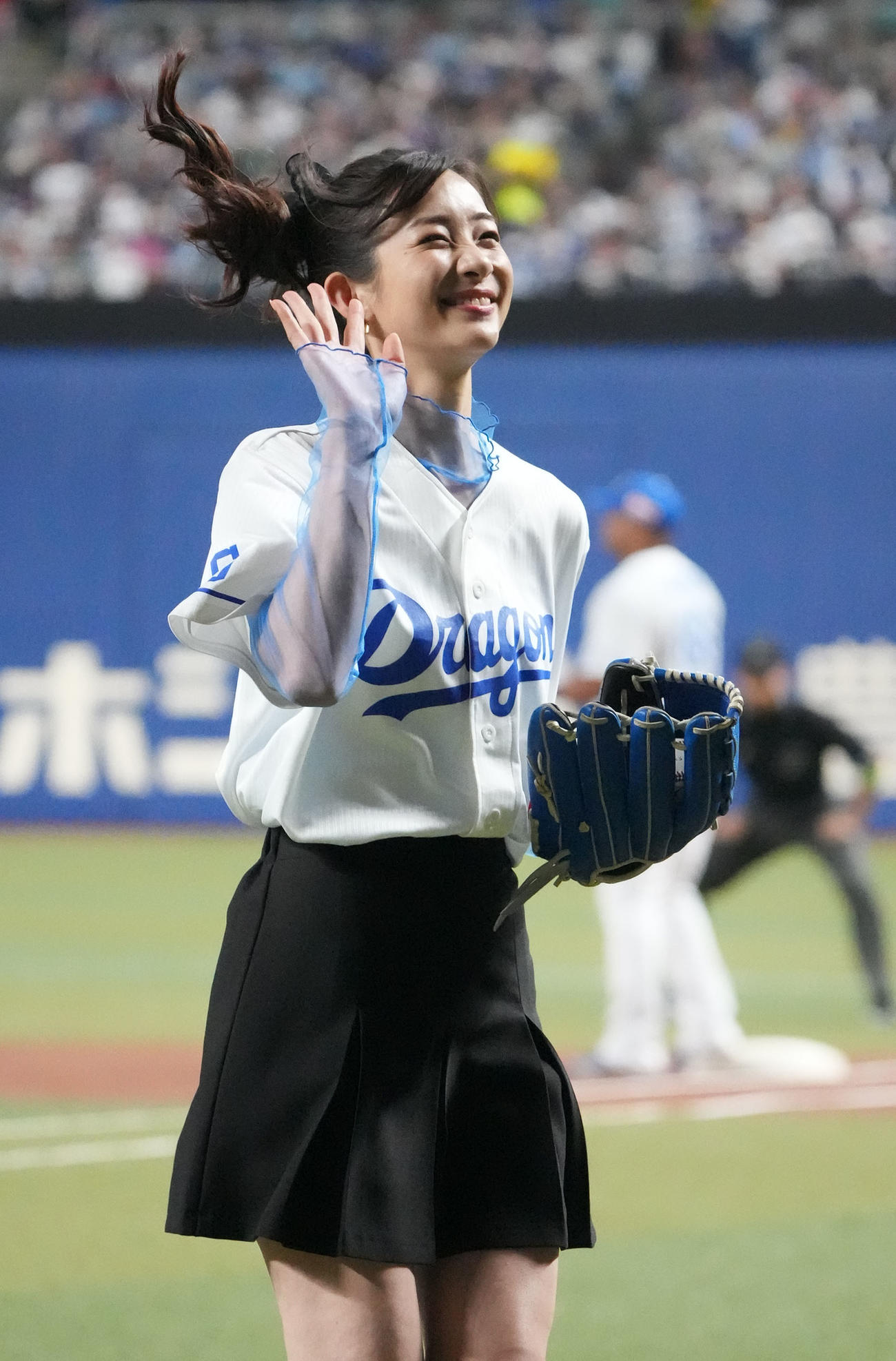 中日対ヤクルト戦　試合前、始球式を行った足立梨花（撮影・森本幸一）