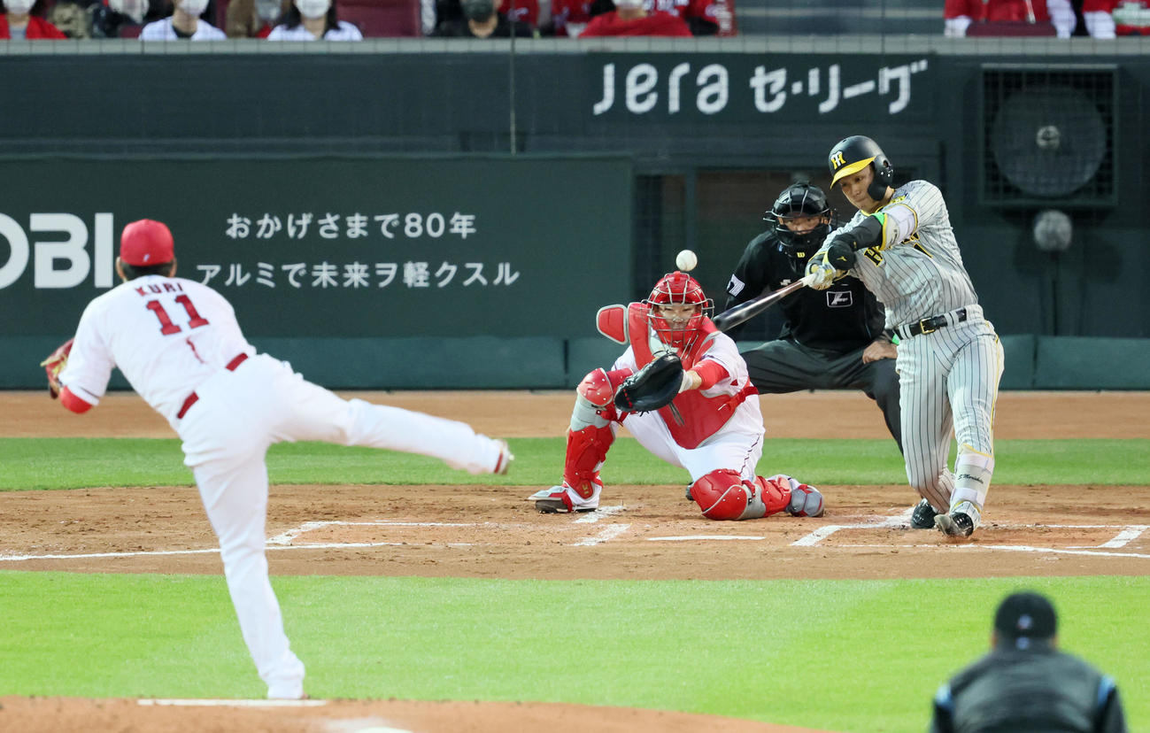 広島対阪神　2回表阪神無死一、三塁、森下は中犠飛を打ち上げる。投手は九里（撮影・加藤哉）